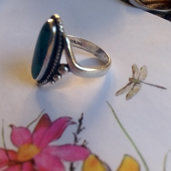 Beautiful ring - Picture 2 of 4